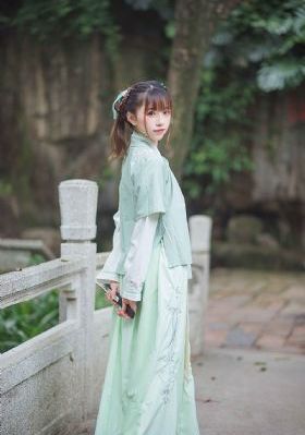 压在窗户上c给别人看窗前视频